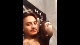 Съблазнителна мулатка се чука с порно секс български красив бял пич на камерата.