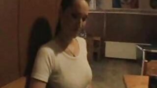 Брюнетката се намокри и показва своя българско порно видео чар.