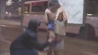 Мащехата и дъщеря й са крадци и сега са в задната част на магазина, наказвайки порно български секс за образователни цели, престъпност и путка.